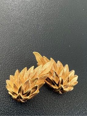 Vintage Crown Trifari Golden Clip-on Earrings: Brushed Angel Wings